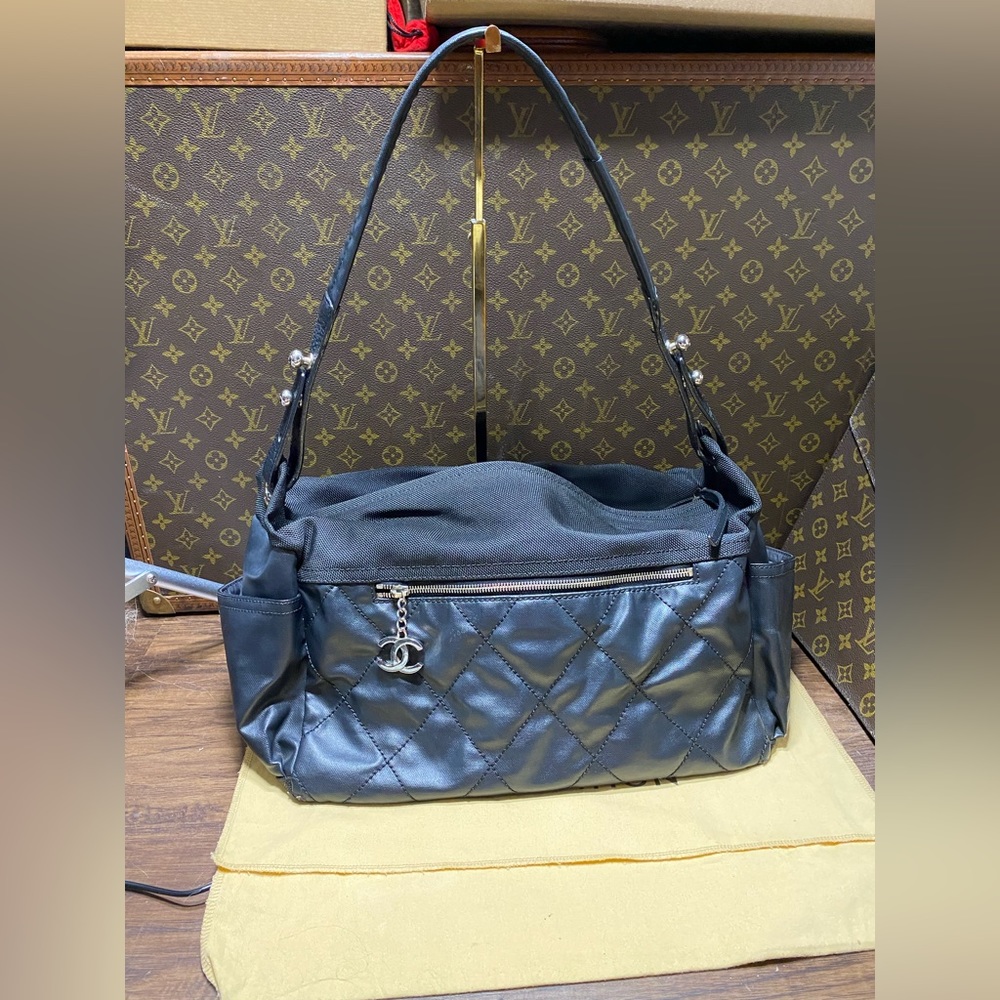Black Chanel tote - Picture 4 of 16